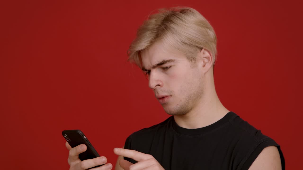 관심 있는 표정 으로 스마트폰 을 바라보는 남자