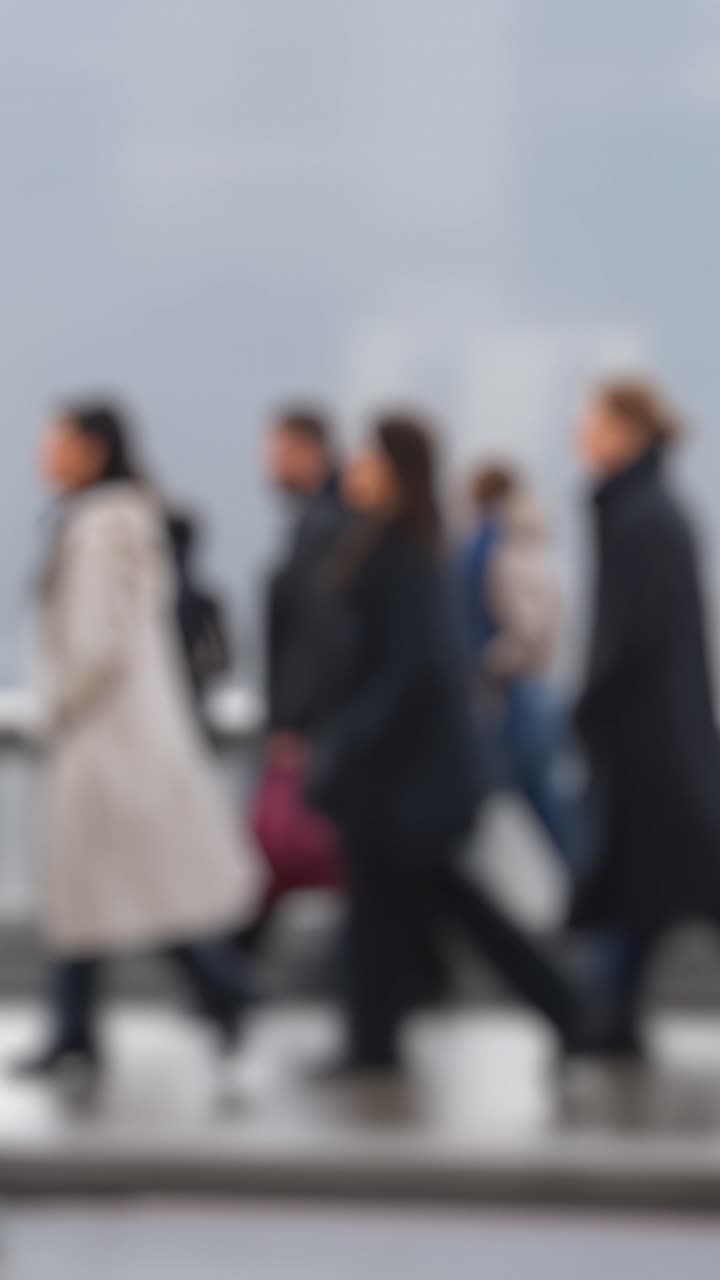 Una folla vivace di pedoni urbani in movimento, catturata in due distinti fotogrammi che riflettono l'energia e la diversità della vita cittadina.
