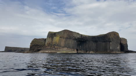 Isla-Staffa-Frente-A-La-Costa-Occidental-De-Escocia-Vista-Desde-El-Océano-Atlántico