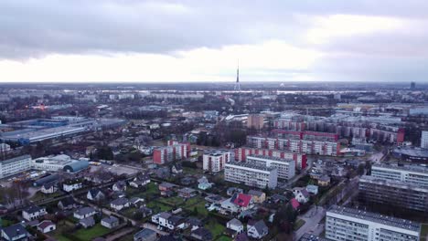 edificios de apartamentos en darzciems, riga en un día nublado, vista aérea de la ciudad con torre de televisión