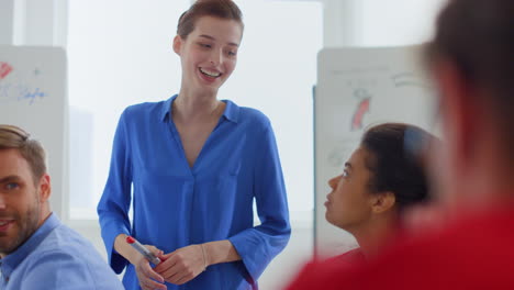 mujer de negocios que enseña a la gente en la oficina, entrenadora que asesora a clientes.