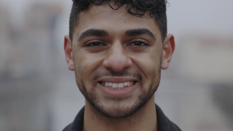 retrato en primer plano de un joven sonriente
