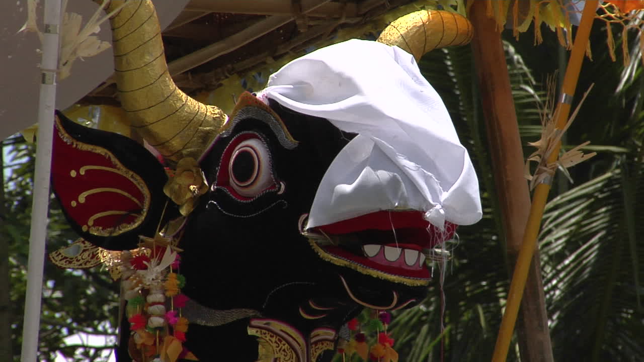 Una figura è presente in una cerimonia di cremazione in Indonesia.