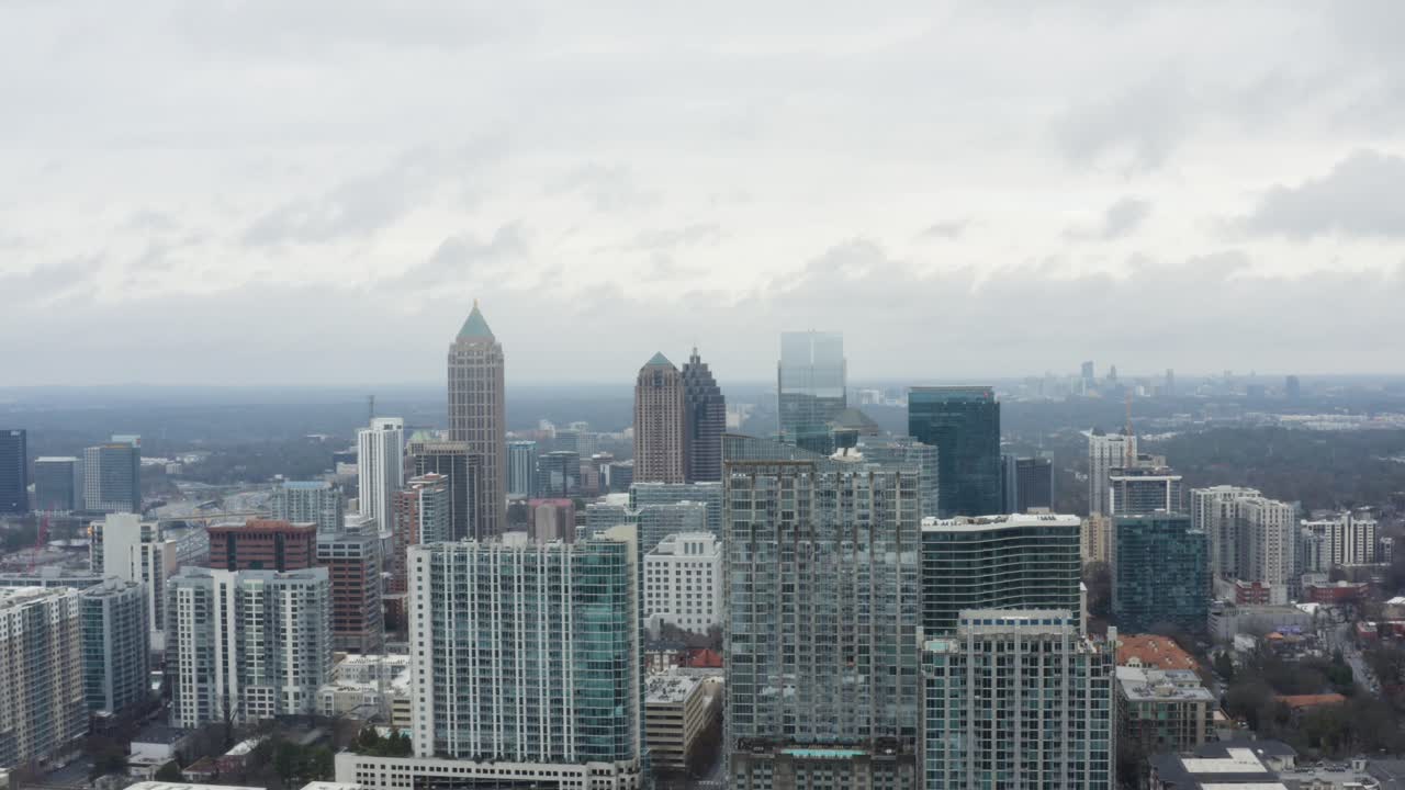 Imagem de drone sobre Midtown Atlanta em um dia nublado após uma tempestade
