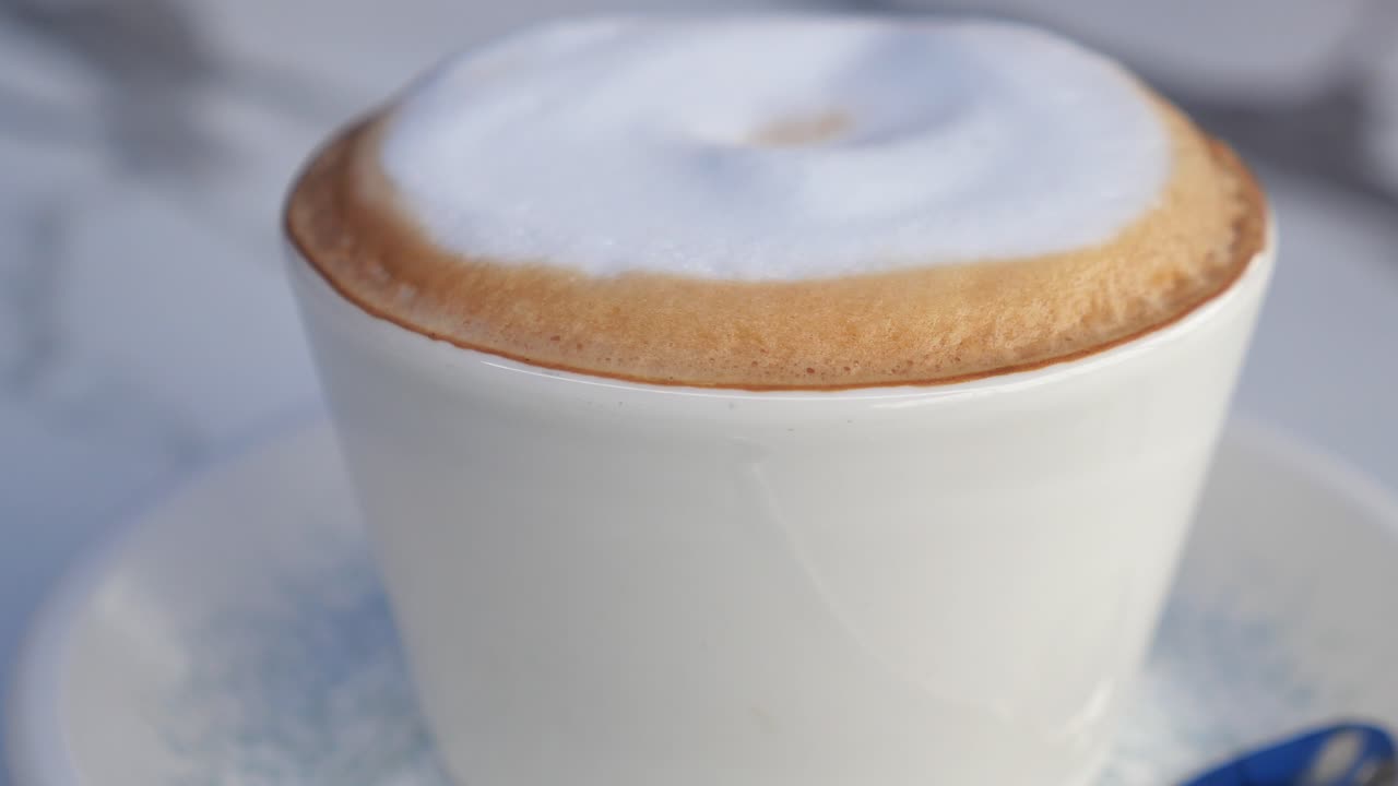 капучино в белой чашке