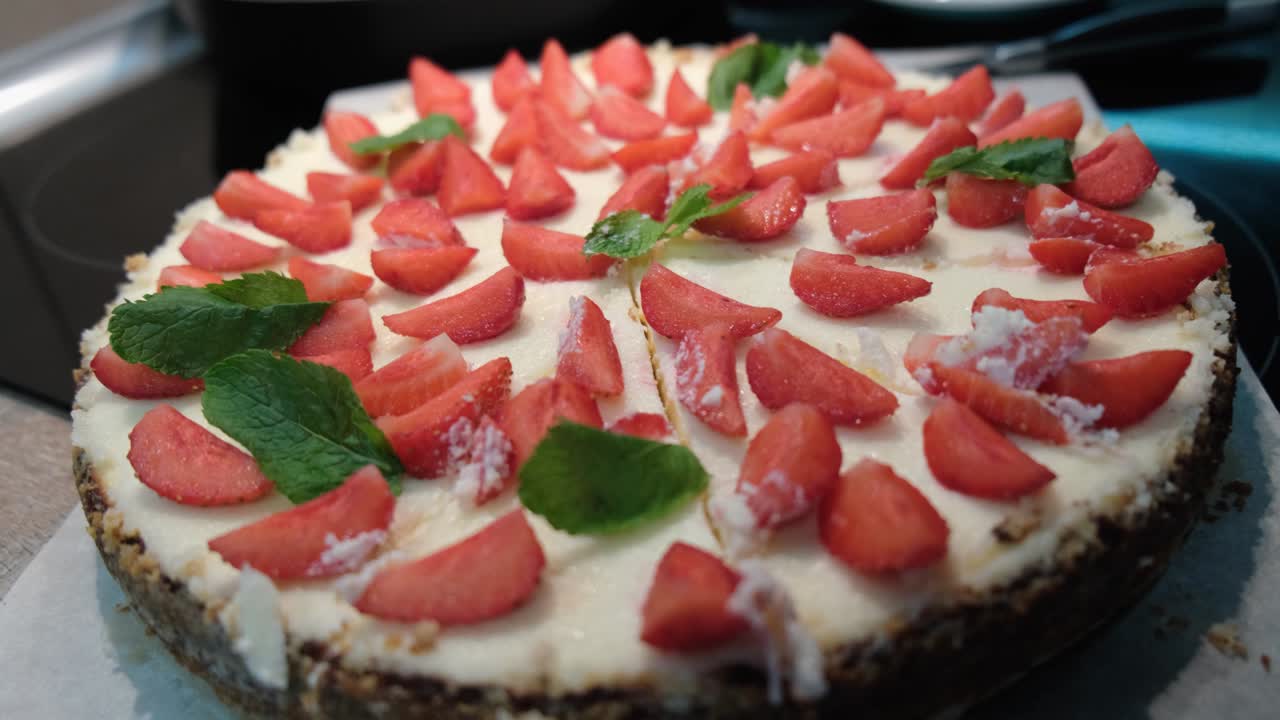 Primo piano di cheesecake New York fresca fatta in casa con fragole e menta, 4K.
