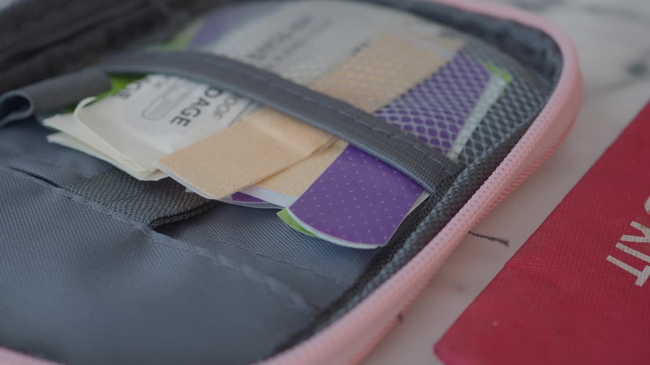 botiquín de primeros auxilios rosado