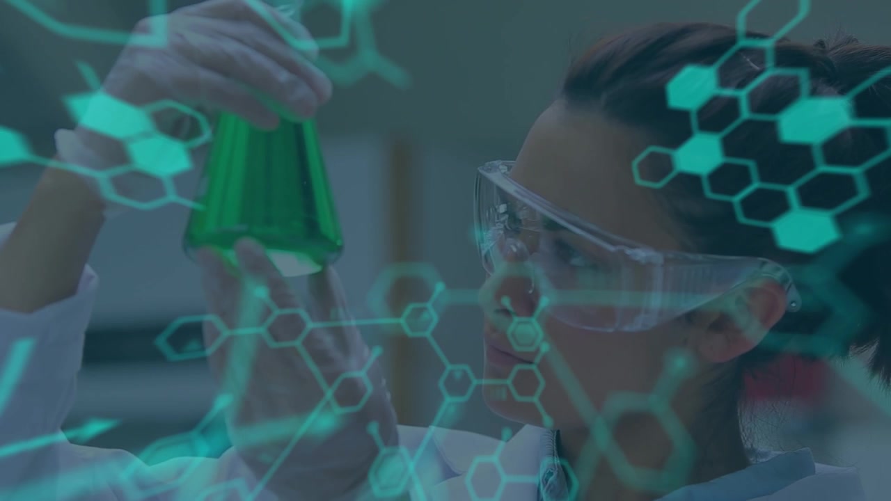 Animazione di dati scientifici e cervelli umani su una scienziata caucasica in laboratorio.