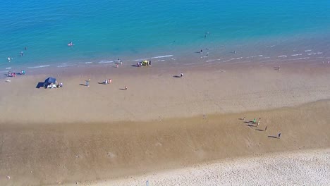 vista de un dron volando hacia adelante mostrando una playa y la bandera mexicana