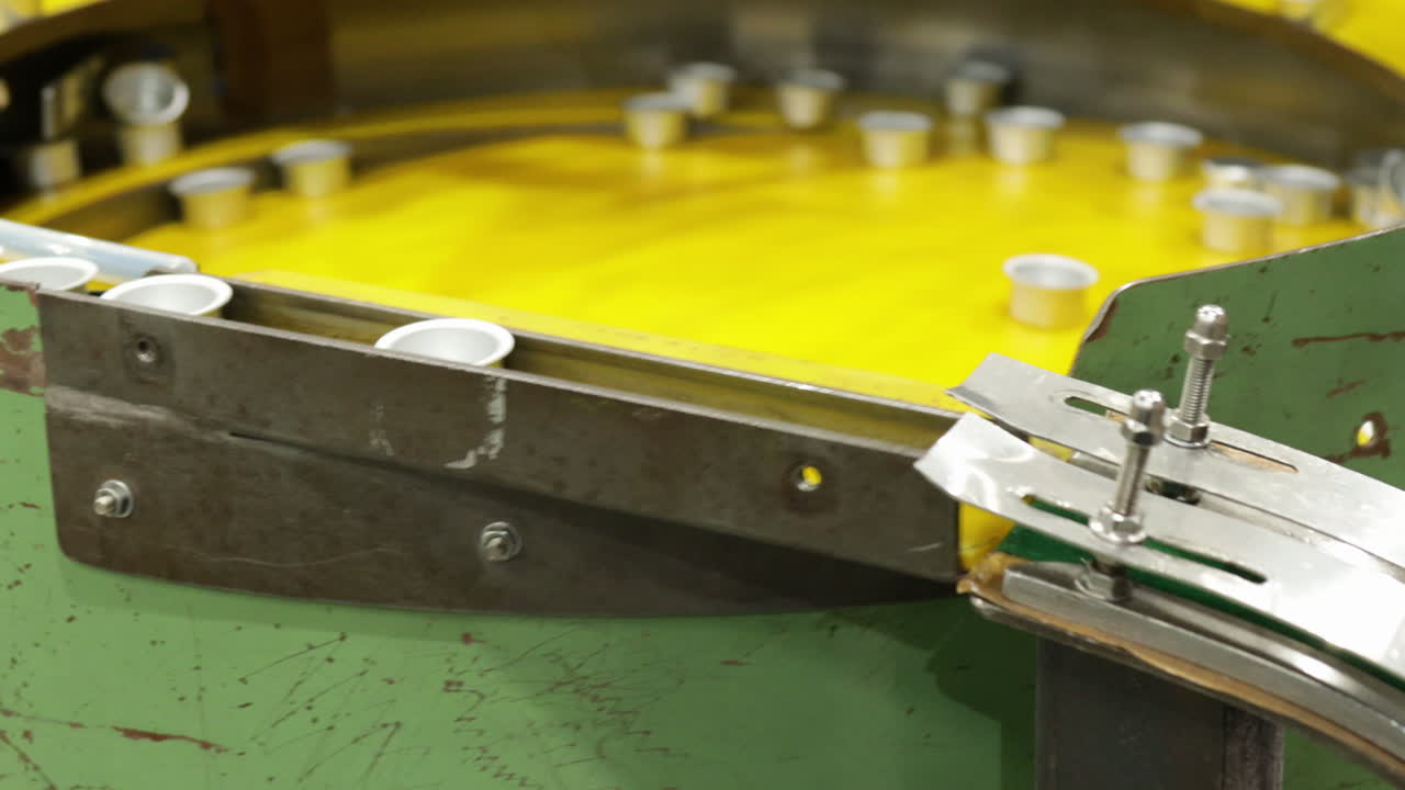 tapas de botellas en un alimentador de cuenco vibratorio durante la fabricación