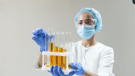 científico realizando un experimento de laboratorio con tubos de ensayo