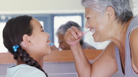 Abuela-Y-Nieta-Cepillándose-Los-Dientes-En-El-Baño-4k