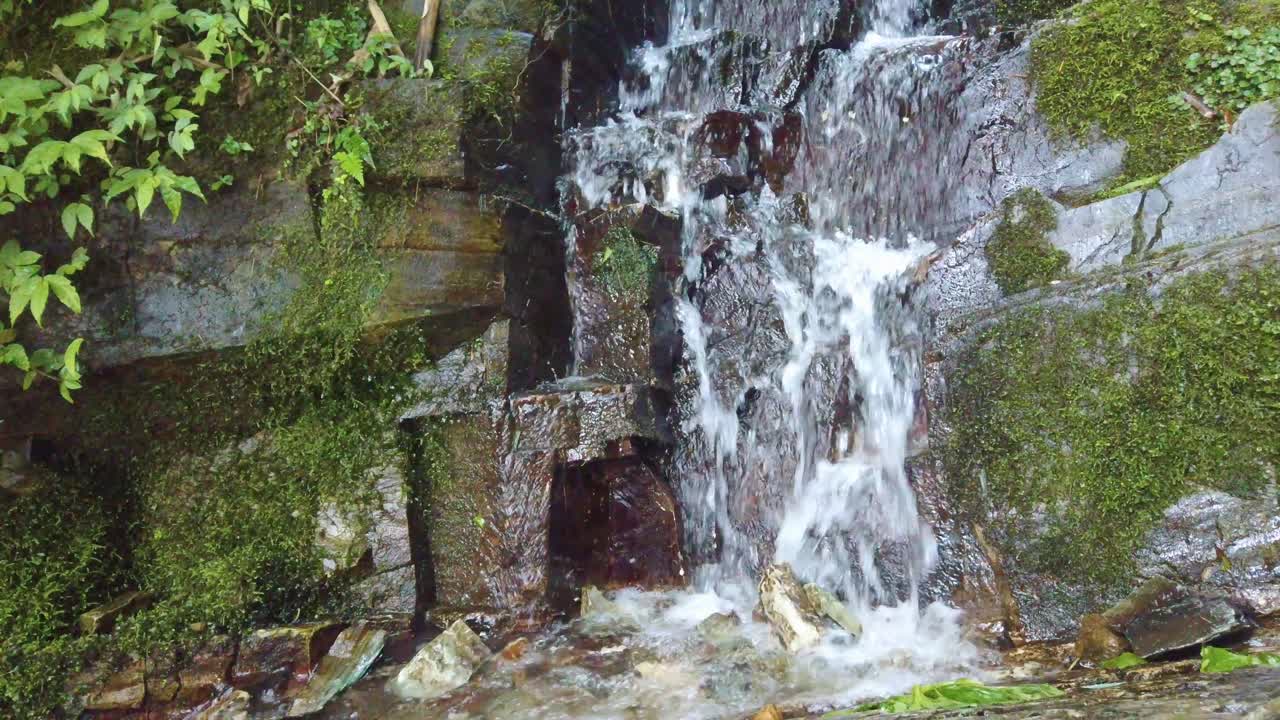 pequeña cascada que fluye cuesta abajo en terrazas de arroz longji, china