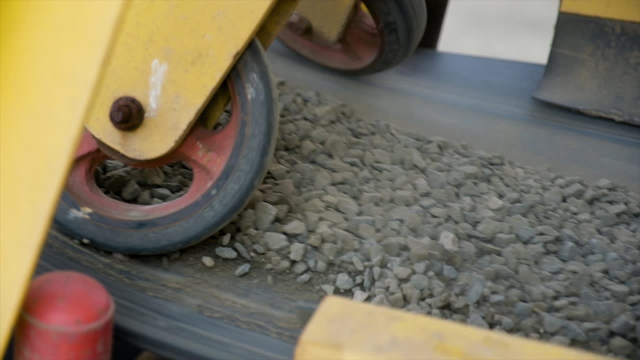 아스팔트 혼합 공장에서 아스팔트 핫 ⁇ 스를 생산하기 위해 아스팔트 기본 재료로 돌, 모래 및 자갈을 가공하는 공장