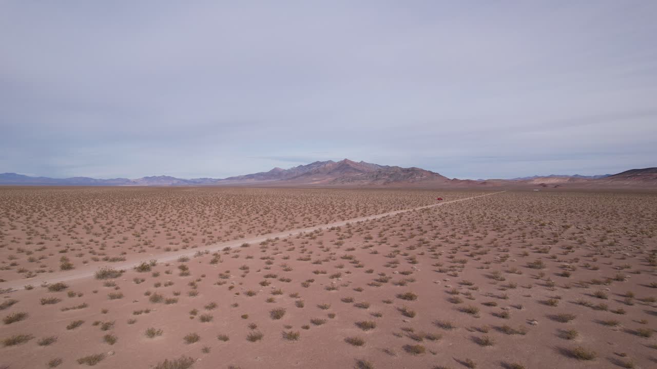 작은 좁혀진 도로는 미국의 네바다 사막을 통과합니다 경치 좋은 사막 건조한 공중 풍경