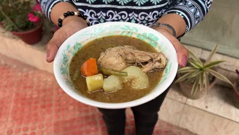 Vista-De-Perfil-Del-Estofado-De-Pollo-Tradicional.