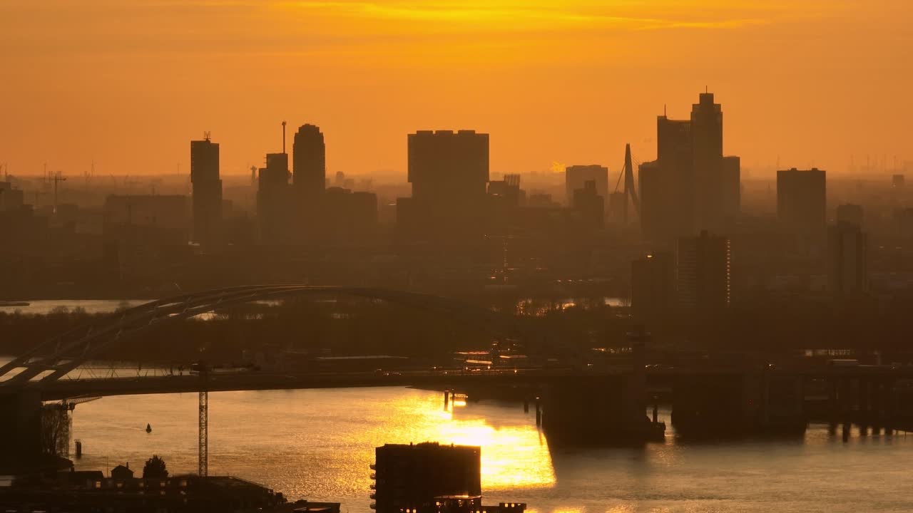 해가 지는 암스테르담의 스카이라인