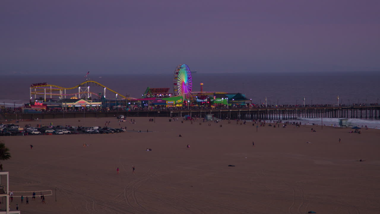 늦여름의 황혼에 산타모니카 부두에 불이 켜진다.