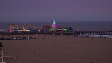 Las-Luces-Se-Encienden-En-El-Crepúsculo-De-Finales-De-Verano-En-El-Muelle-De-Santa-Mónica