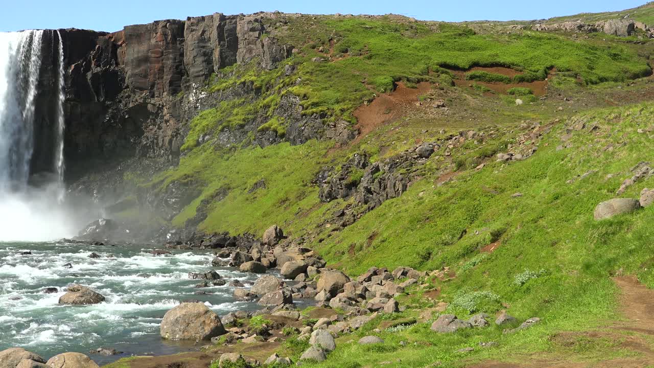 pan de una hermosa cascada genérica en islandia