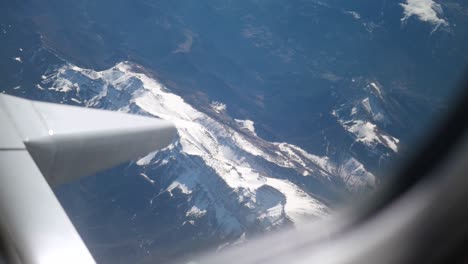 vista de los alpes europeos desde la ventana del avión