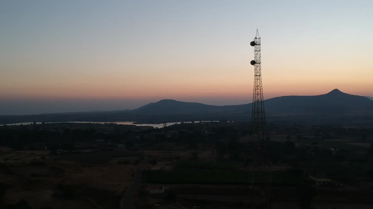 amanecer en la india rural | india india | tomas aéreas de drones | viajes | sol | luz | mañana | torre móvil de comunicación