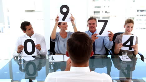 equipo de negocios dando grado a un hombre de negocios