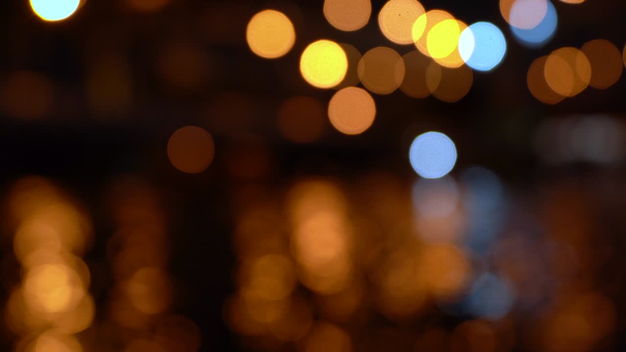 movimiento bokeh de coches y luces de la ciudad sobre el río que fluye