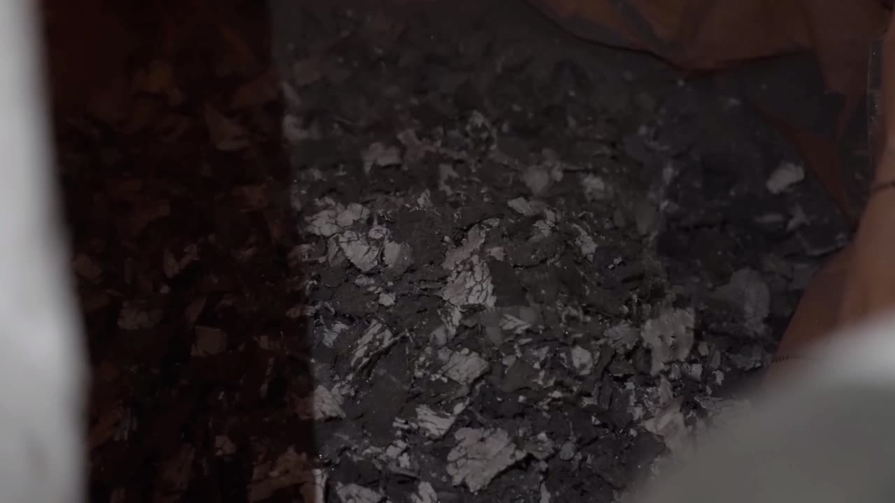 Triturazione di materiale con potente macchina industriale.