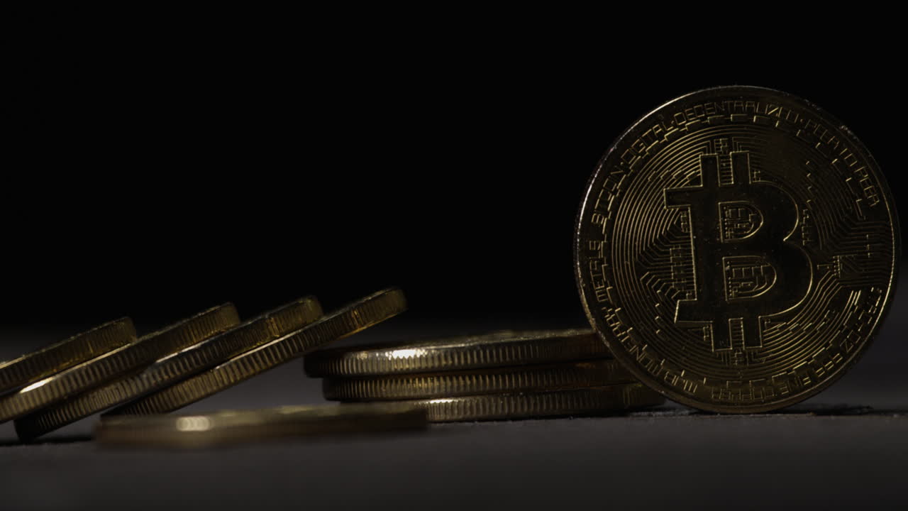 criptomoeda na cadeia de blocos - close-up de moedas físicas bitcoin altcoin em configuração dinâmica