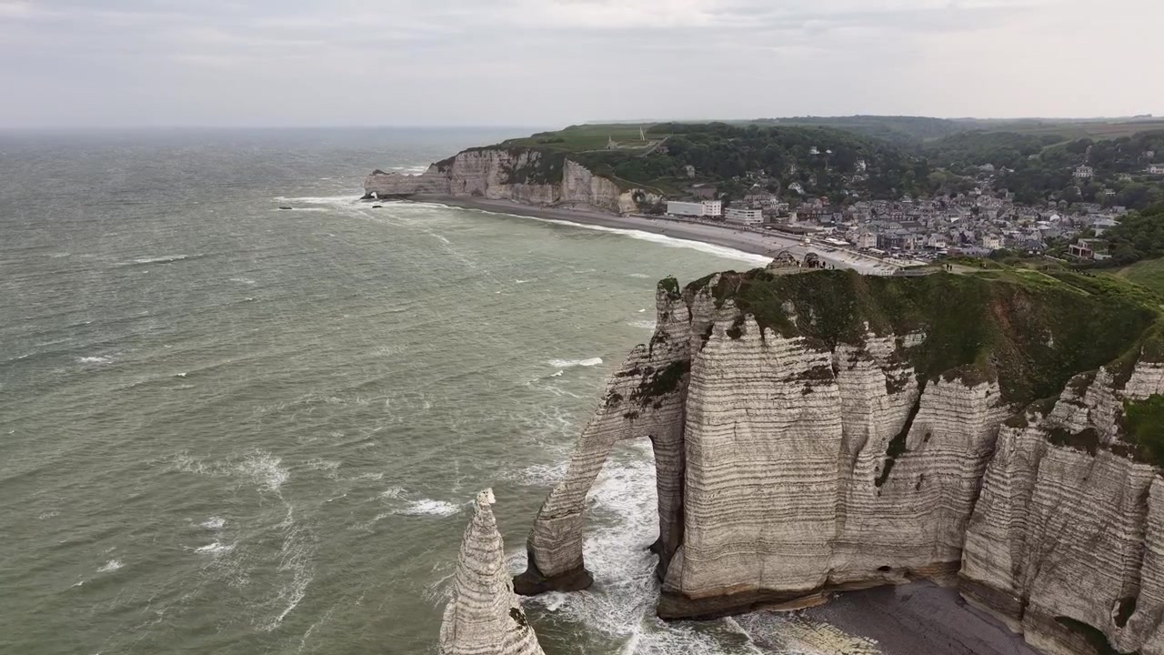 Porte d'Aval Côte d'Albâtre littoral de la Manche falaises d'Étretat en Normandie, France vue aérienne