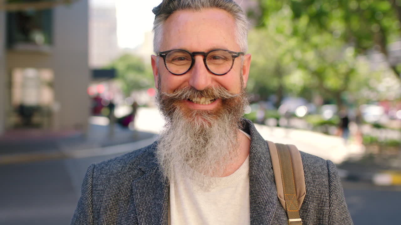 feliz hombre maduro hipster sonriendo