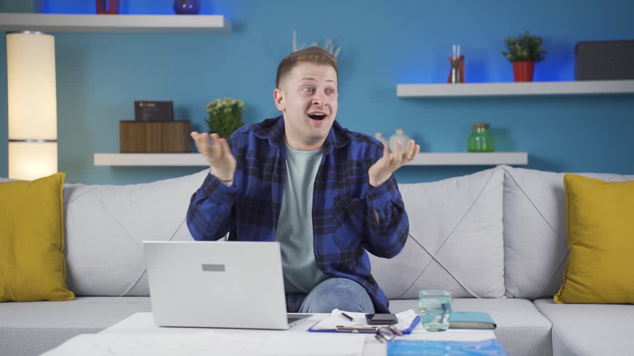 홈 오피스 워커는 카메라를 바라보고 박수를 치며 흥분합니다.