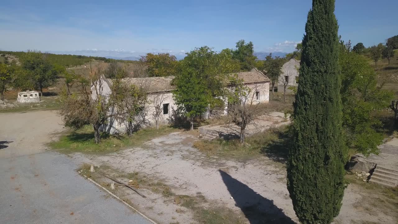 Veduta aerea di vecchie caserme abbandonate.