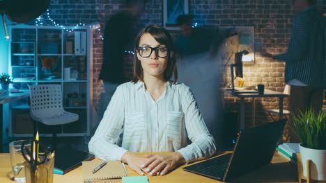 mujer trabajando hasta tarde en la noche en la oficina