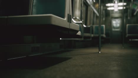 el vagón del metro en ee.uu. está vacío debido a la epidemia de coronavirus covid-19