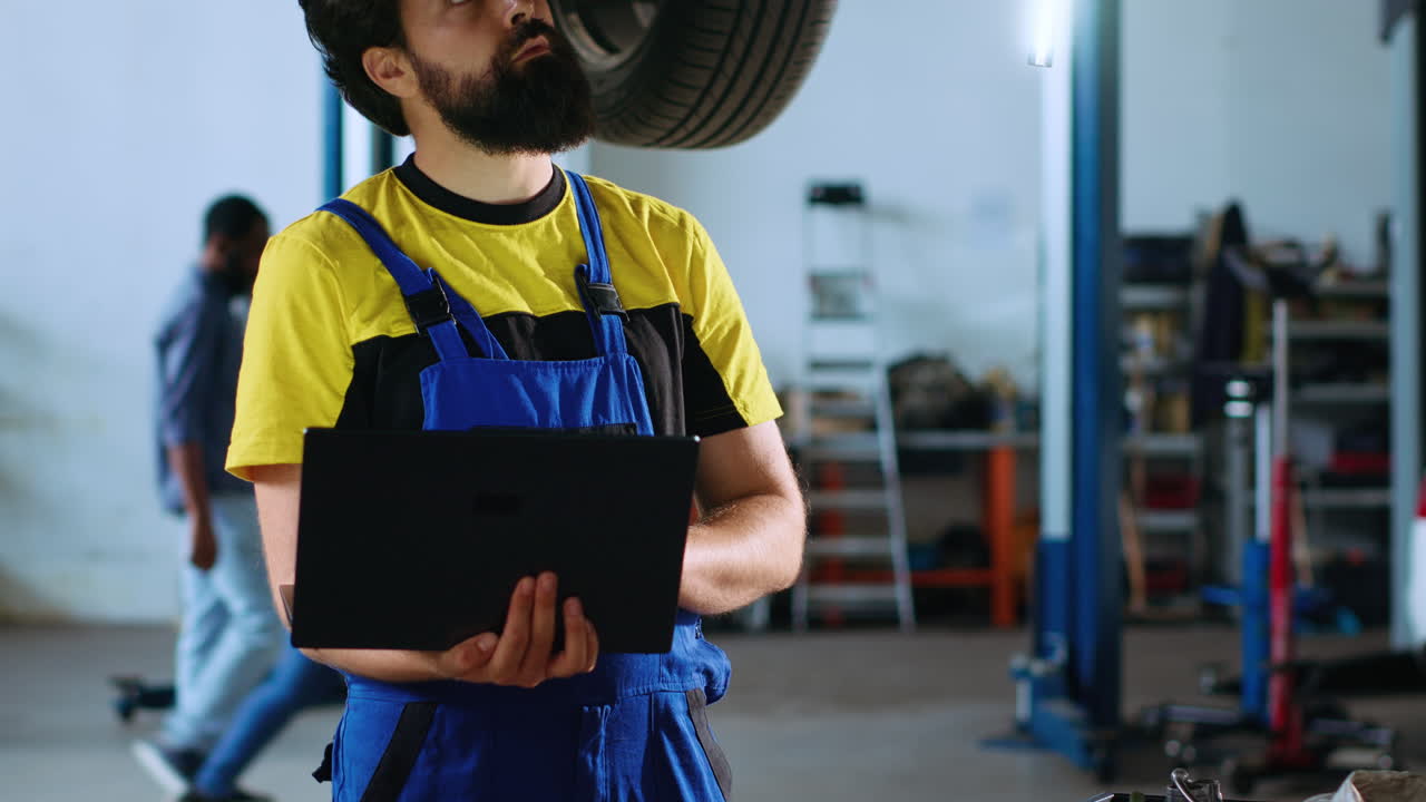 el mecánico busca en línea piezas de automóviles nuevas