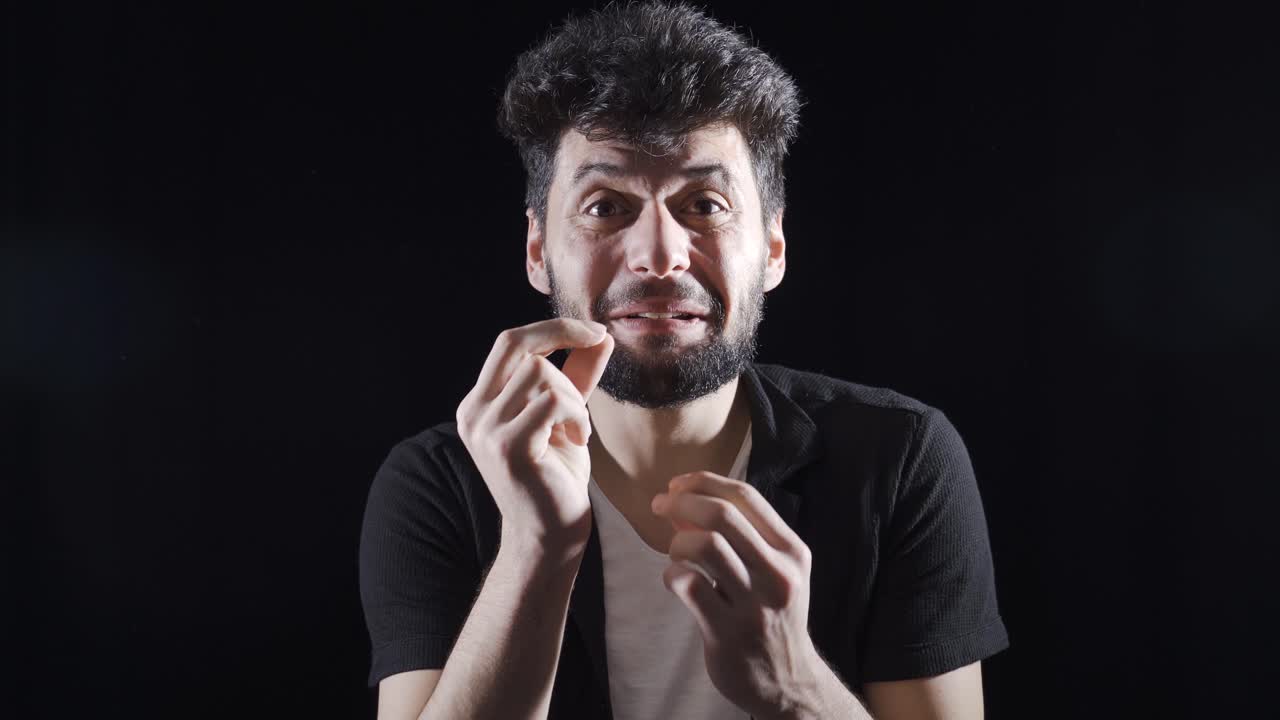 un joven mentalmente trastornado discute consigo mismo.