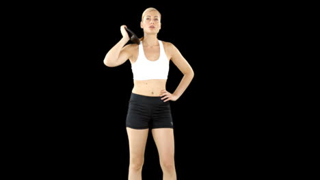 mujer atlética preparándose para lanzar un disco