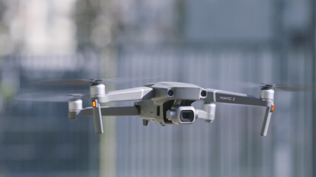 dji mavic 2 드론이 비행 중입니다.