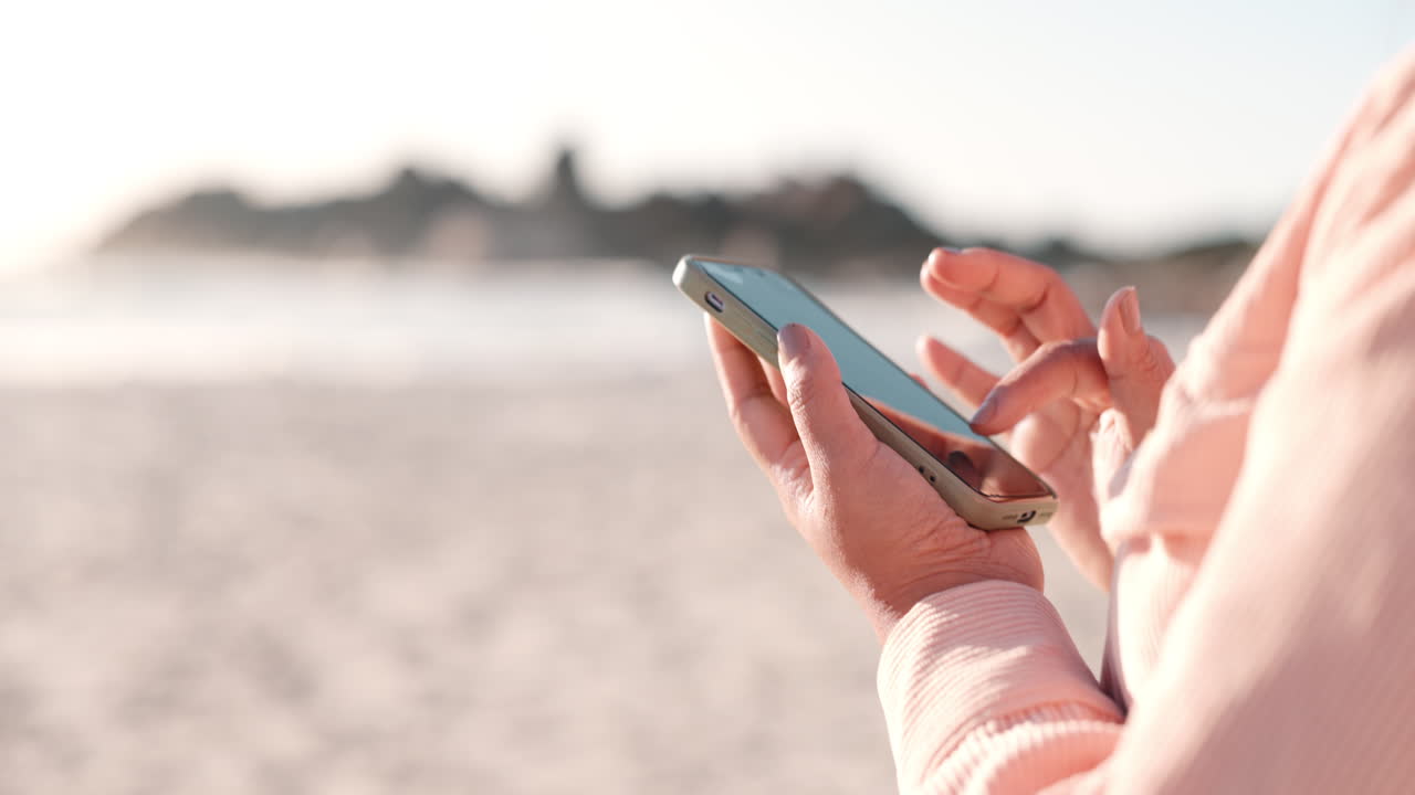 휴가를 위해 사람 손, 전화 및 해변