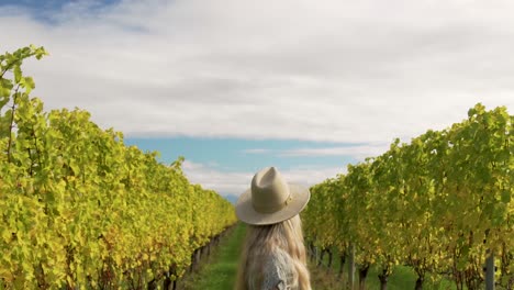 plano general de una niña admirando un viñedo en cámara lenta durante una cata de vinos