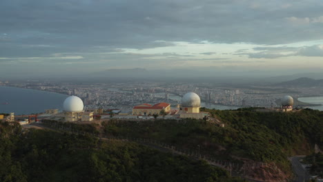 Radar-Luftraumüberwachungsstation,-Luftaufnahme-über-Der-Stadtlandschaft-Von-Da-Nang,-Vietnam