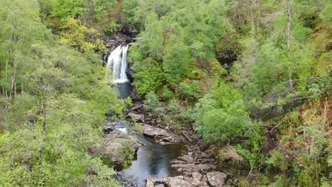 Filmische-Drohnenaufnahme-Des-Schottischen-Highland-River-Creek