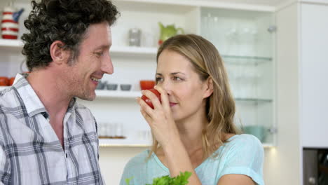 Pareja-Sonriente-Sosteniendo-Tomate