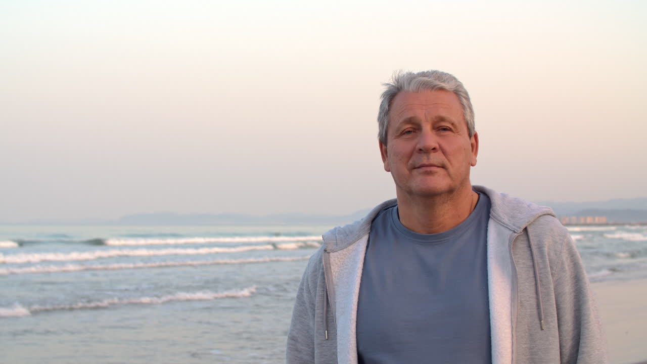 Homem com o mar ao fundo