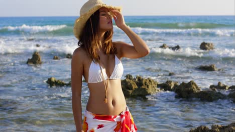 Mujer-Joven-Feliz-Y-Sonriente-En-Vacaciones-De-Verano