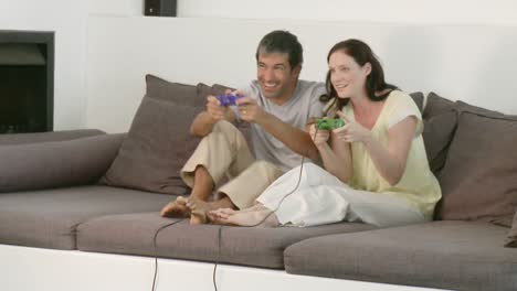 una pareja feliz jugando a un videojuego
