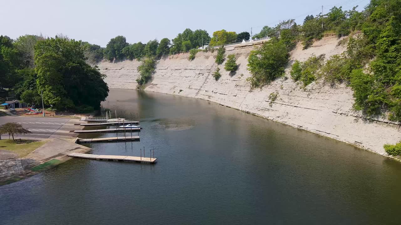 트레일러에 배를 탑재하는 남자에게 날아갑니다.