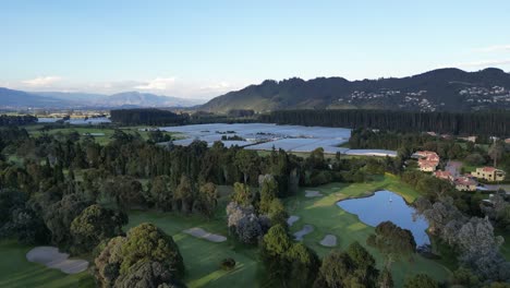 Vista-Aérea-Del-Campo-De-Golf-Con-árboles-Y-Lago